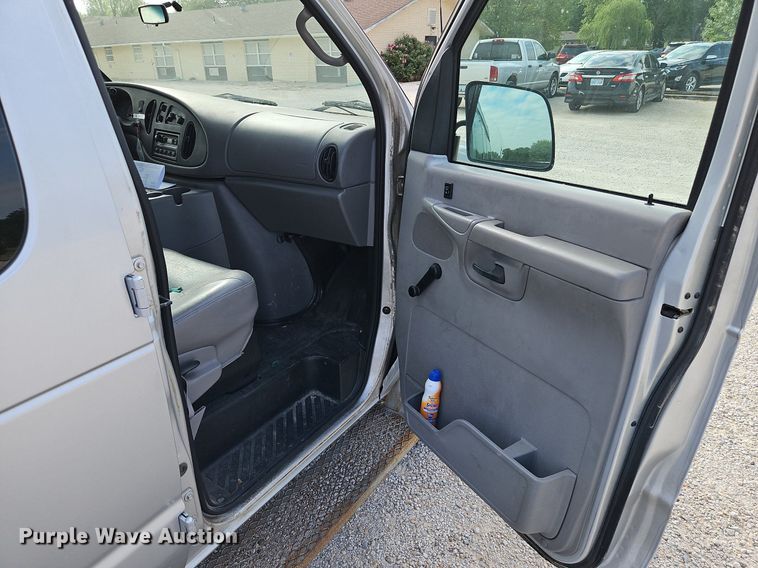image for item LM9144 2002 Ford E350 Super Duty XL  handicap accessible van