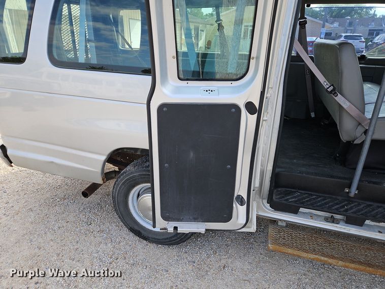 image for item LM9144 2002 Ford E350 Super Duty XL  handicap accessible van