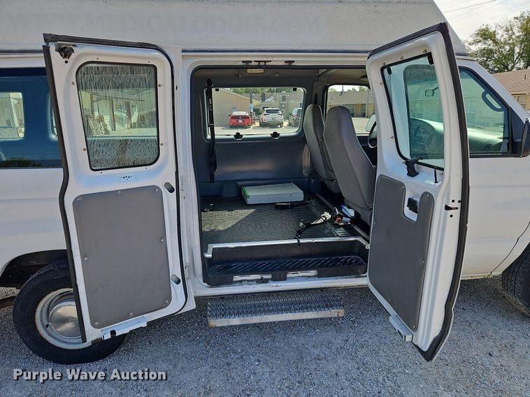 image for item LM9145 2001 Ford E250  handicap accessible van