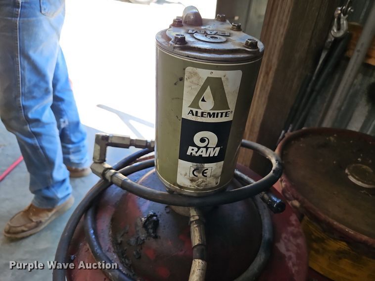 image for item LM9155 Alamite Ram  pneumatic grease pump