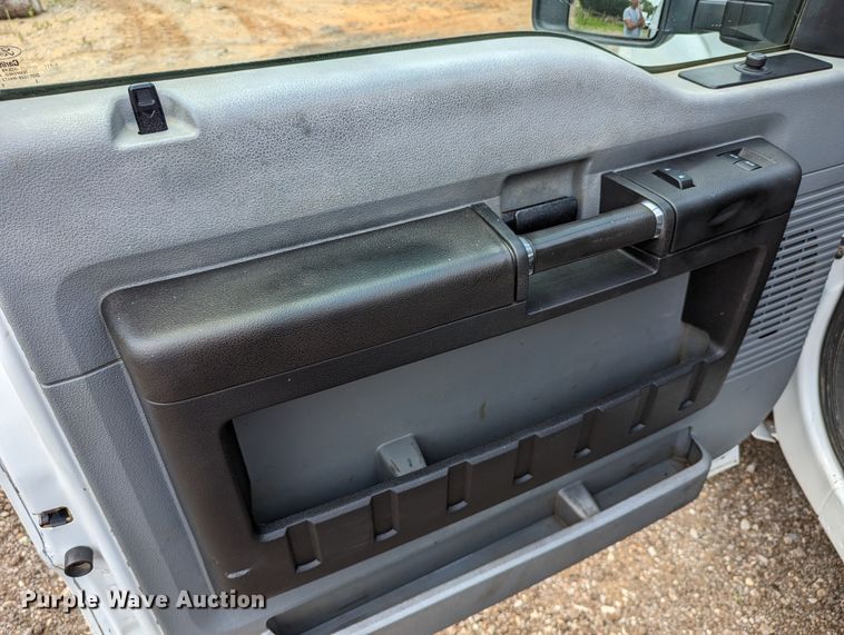 image for item LM9789 2015 Ford F350 Super Duty  flatbed pickup truck