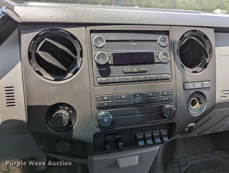 image for item LM9789 2015 Ford F350 Super Duty  flatbed pickup truck