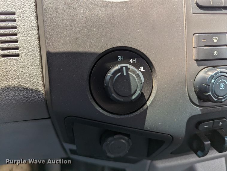 image for item LM9789 2015 Ford F350 Super Duty  flatbed pickup truck