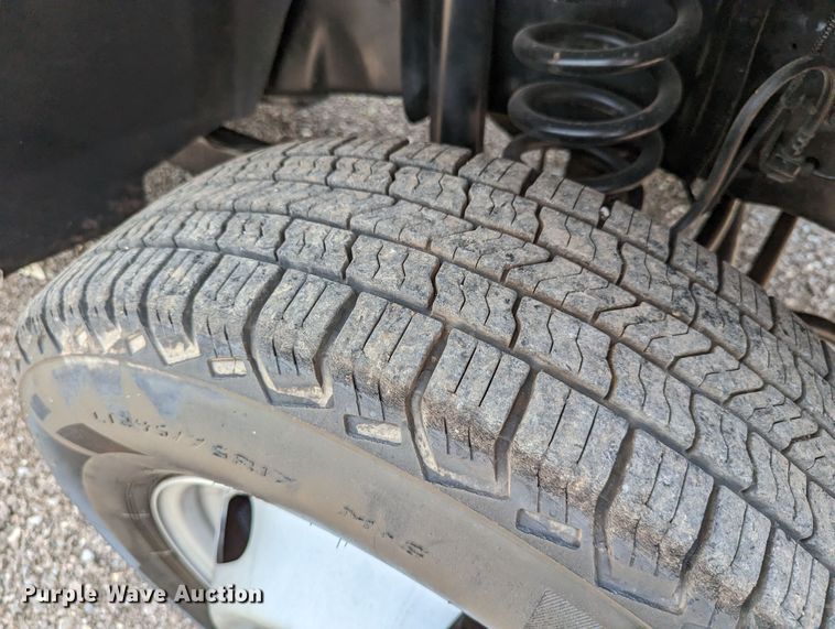 image for item LM9789 2015 Ford F350 Super Duty  flatbed pickup truck