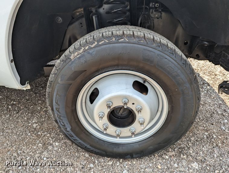 image for item LM9789 2015 Ford F350 Super Duty  flatbed pickup truck