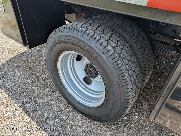 image for item LM9789 2015 Ford F350 Super Duty  flatbed pickup truck