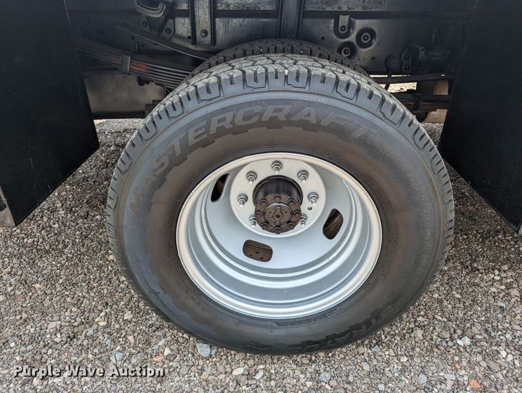 image for item LM9789 2015 Ford F350 Super Duty  flatbed pickup truck