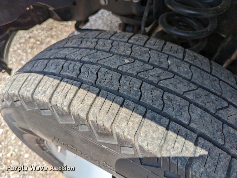 image for item LM9789 2015 Ford F350 Super Duty  flatbed pickup truck