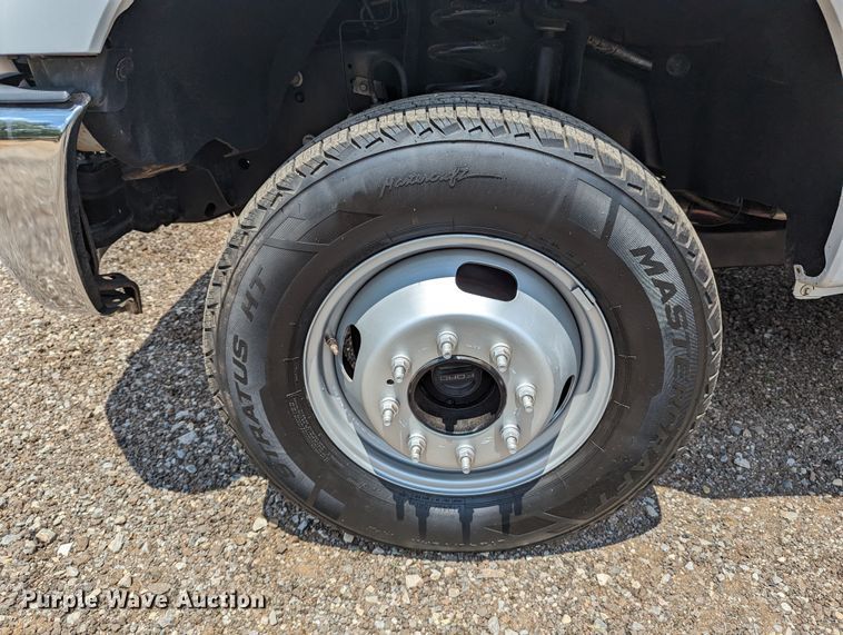 image for item LM9789 2015 Ford F350 Super Duty  flatbed pickup truck