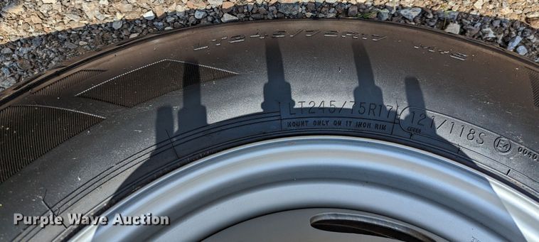 image for item LM9789 2015 Ford F350 Super Duty  flatbed pickup truck