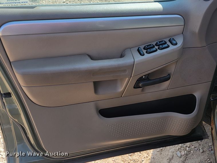 image for item LQ9262 2004 Mercury Mountaineer  SUV