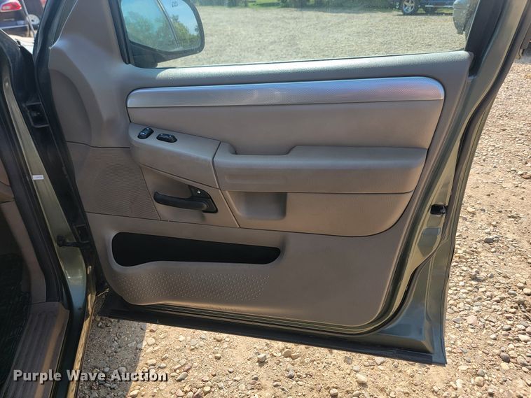 image for item LQ9262 2004 Mercury Mountaineer  SUV