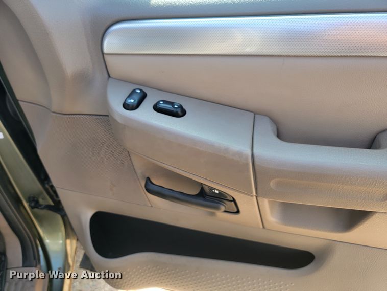 image for item LQ9262 2004 Mercury Mountaineer  SUV