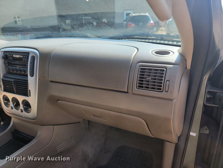 image for item LQ9262 2004 Mercury Mountaineer  SUV