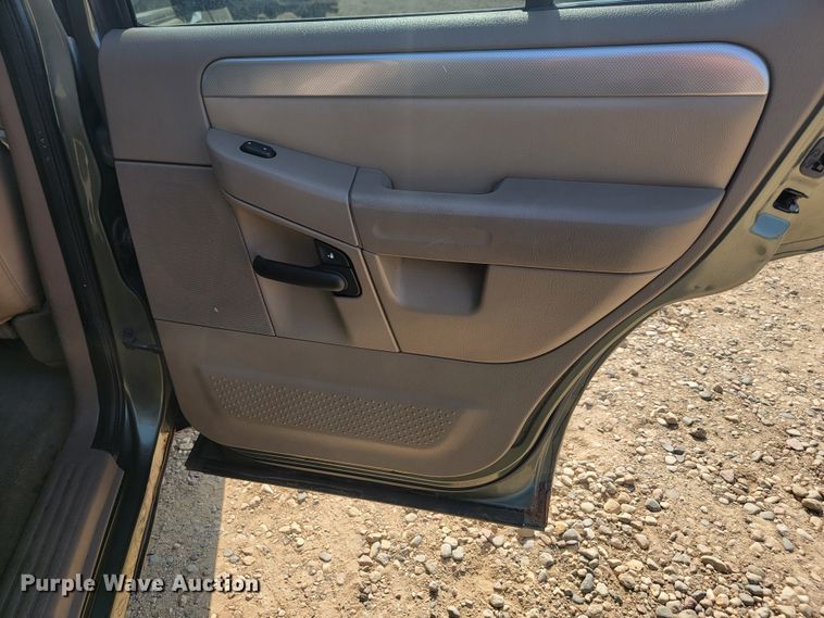 image for item LQ9262 2004 Mercury Mountaineer  SUV