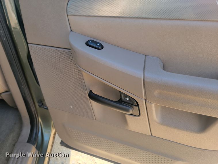 image for item LQ9262 2004 Mercury Mountaineer  SUV