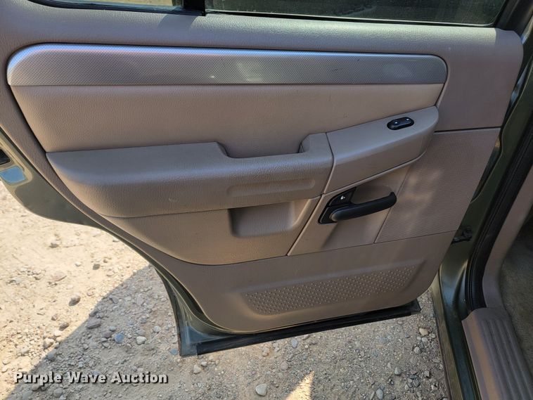 image for item LQ9262 2004 Mercury Mountaineer  SUV