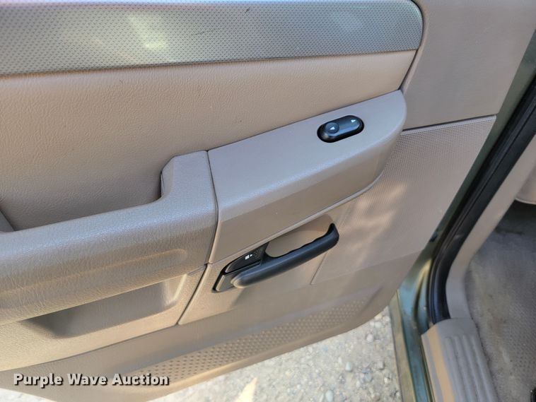 image for item LQ9262 2004 Mercury Mountaineer  SUV