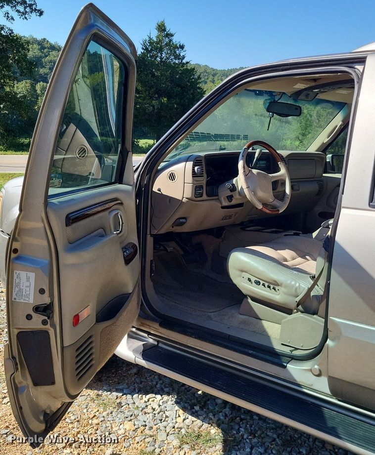 image for item LS9743 2000 Cadillac Escalade  SUV