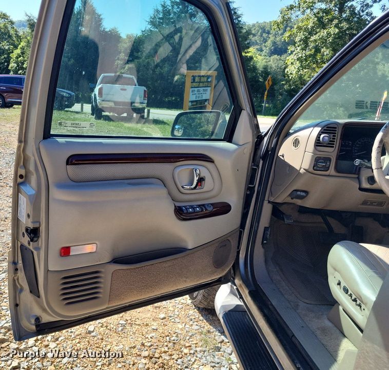 image for item LS9743 2000 Cadillac Escalade  SUV