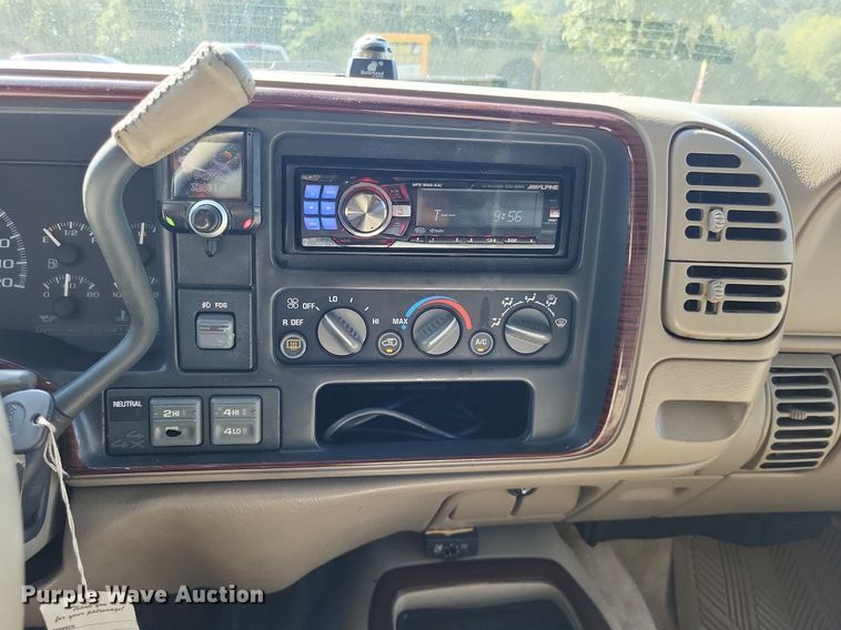 image for item LS9743 2000 Cadillac Escalade  SUV