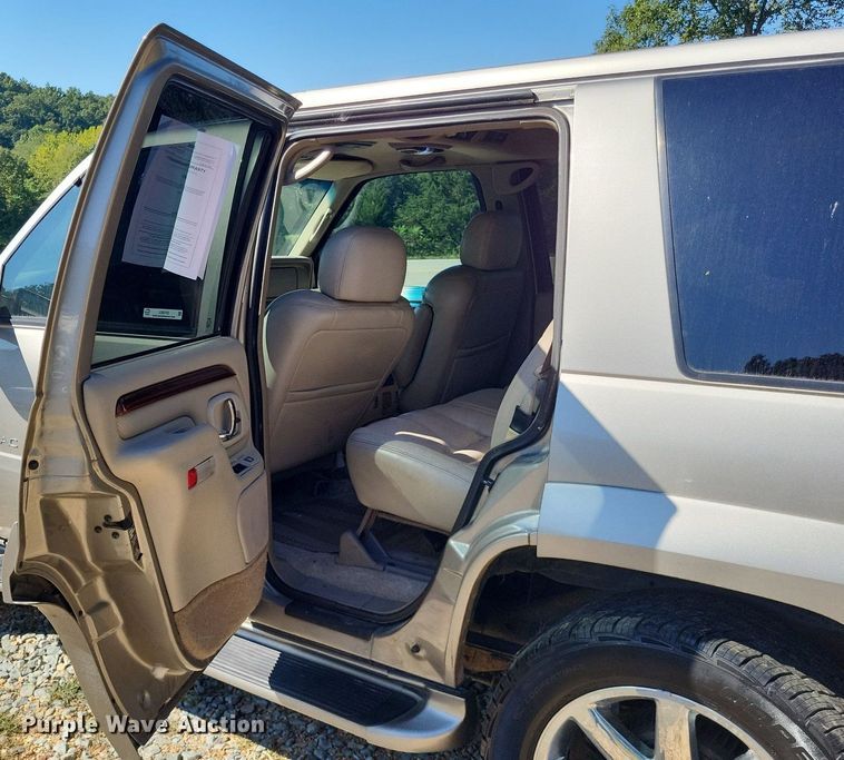 image for item LS9743 2000 Cadillac Escalade  SUV