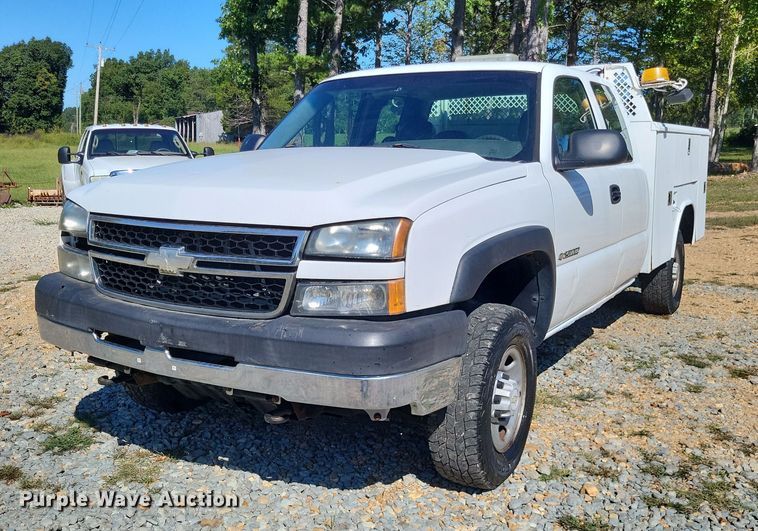 image for item LS9744 2007 Chevrolet 2500HD  Ext. Cab utility bed pickup truck