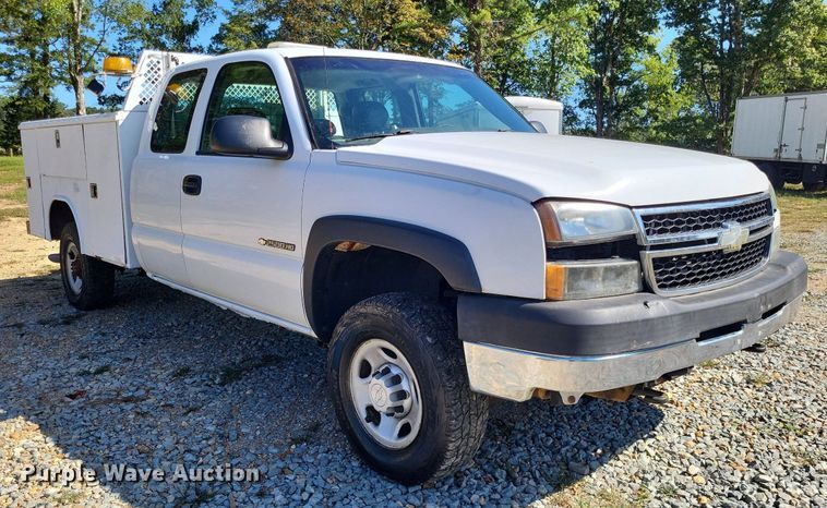 image for item LS9744 2007 Chevrolet 2500HD  Ext. Cab utility bed pickup truck