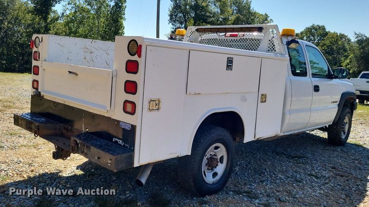 image for item LS9744 2007 Chevrolet 2500HD  Ext. Cab utility bed pickup truck