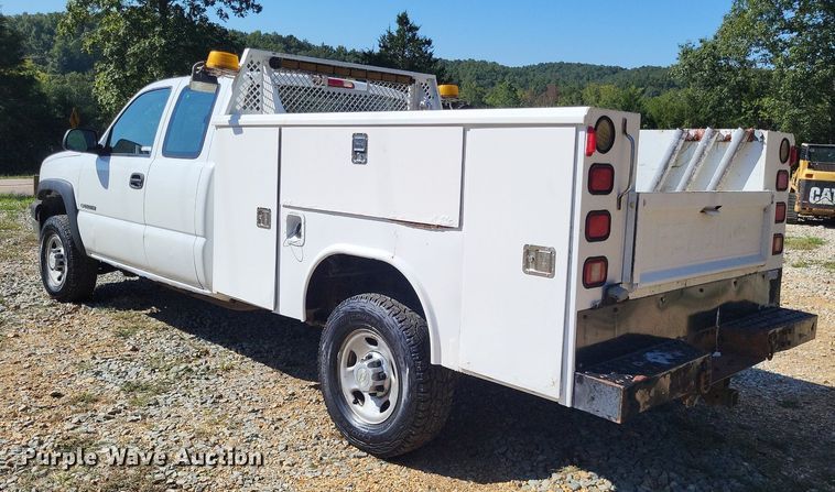 image for item LS9744 2007 Chevrolet 2500HD  Ext. Cab utility bed pickup truck