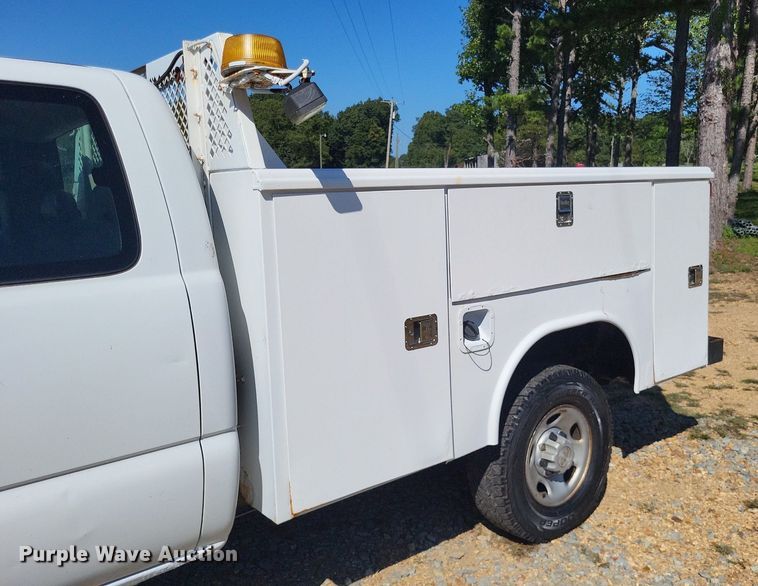 image for item LS9744 2007 Chevrolet 2500HD  Ext. Cab utility bed pickup truck