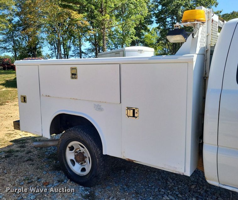 image for item LS9744 2007 Chevrolet 2500HD  Ext. Cab utility bed pickup truck