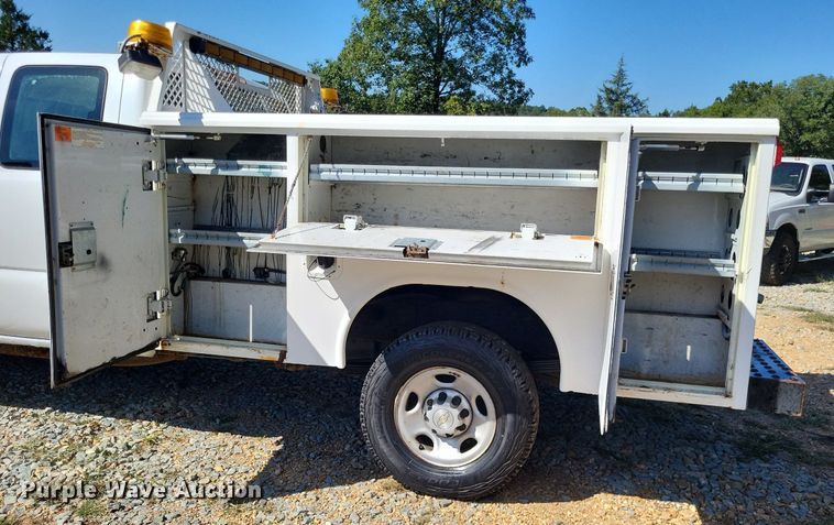 image for item LS9744 2007 Chevrolet 2500HD  Ext. Cab utility bed pickup truck