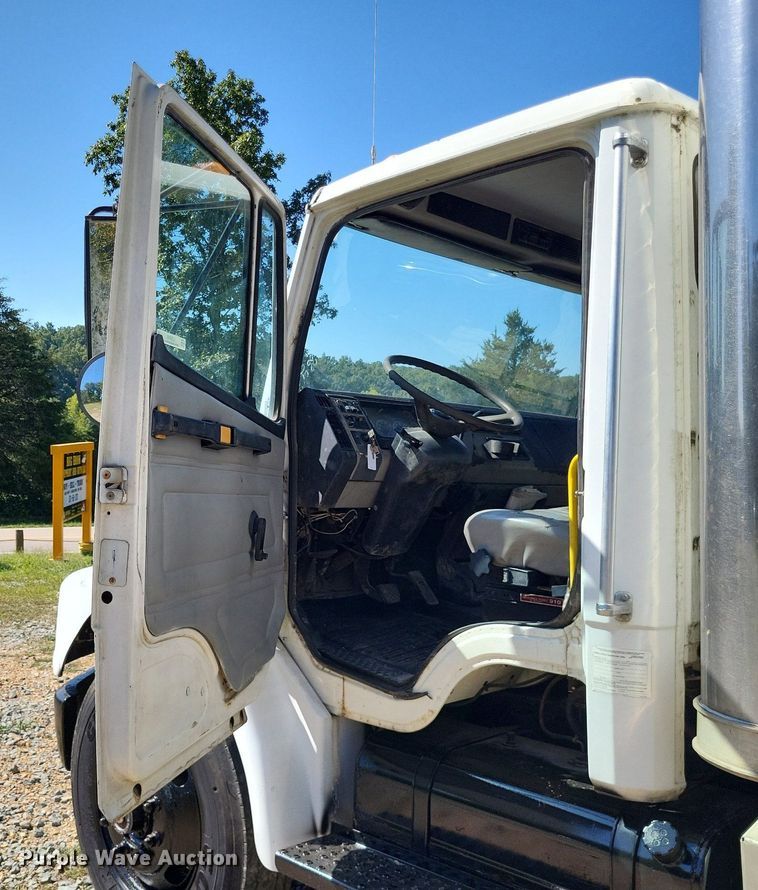 image for item LS9745 2001 Freightliner FL60  box truck