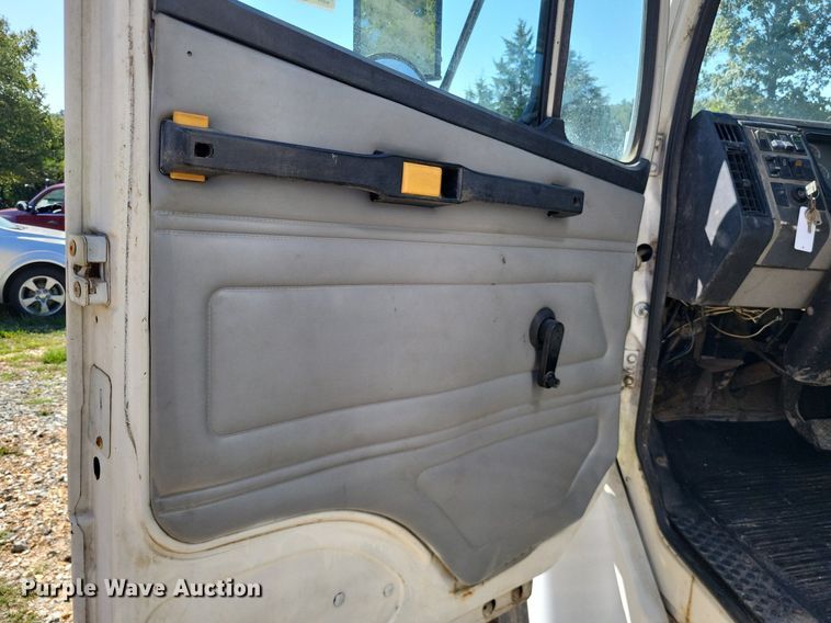 image for item LS9745 2001 Freightliner FL60  box truck