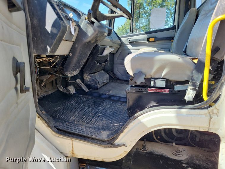 image for item LS9745 2001 Freightliner FL60  box truck