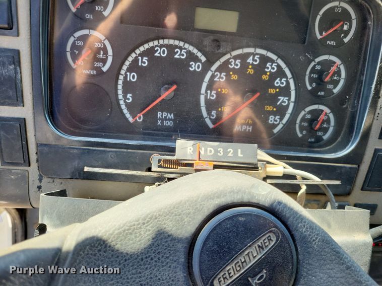 image for item LS9745 2001 Freightliner FL60  box truck