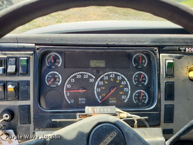 image for item LS9745 2001 Freightliner FL60  box truck