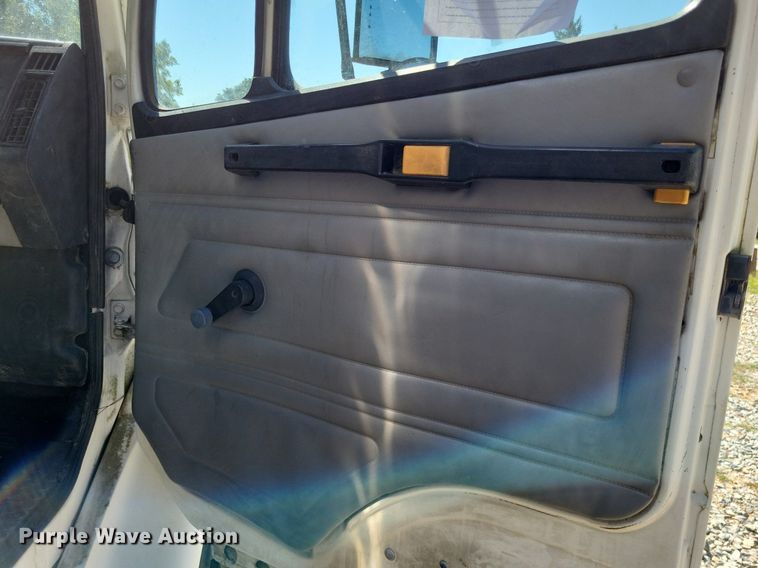 image for item LS9745 2001 Freightliner FL60  box truck