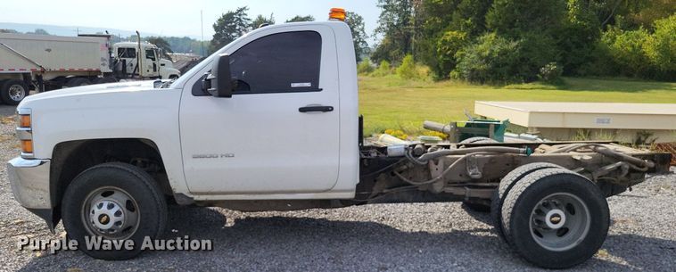image for item LS9788 2016 Chevrolet Silverado 3500HD pickup truck cab and chassis