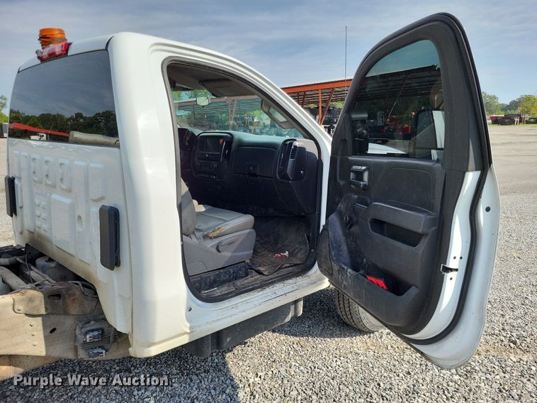 image for item LS9788 2016 Chevrolet Silverado 3500HD pickup truck cab and chassis