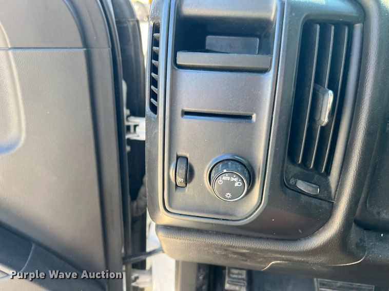 image for item LU9789 2018 Chevrolet Silverado 1500  Double Cab pickup truck