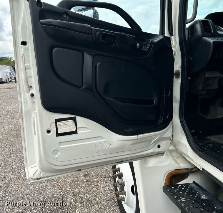 image for item LV9036 2012 Hino 268  box truck