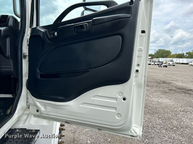 image for item LV9036 2012 Hino 268  box truck