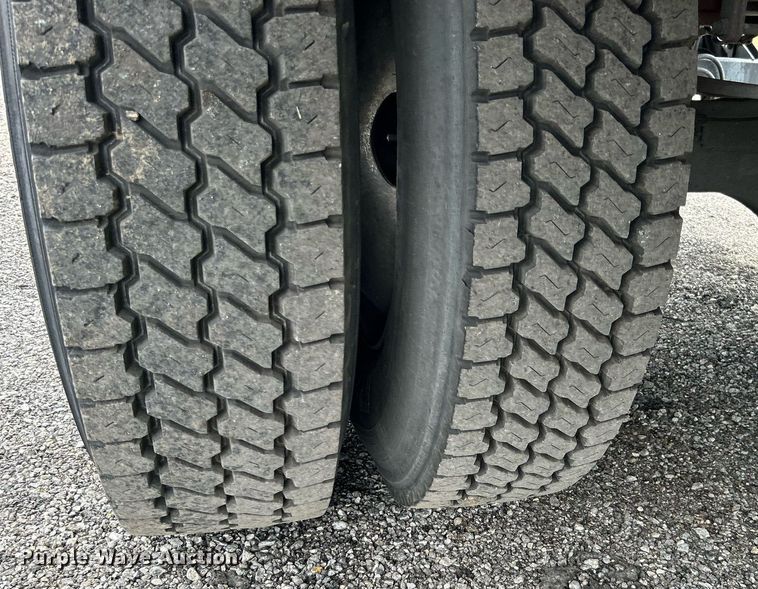 image for item LV9036 2012 Hino 268  box truck