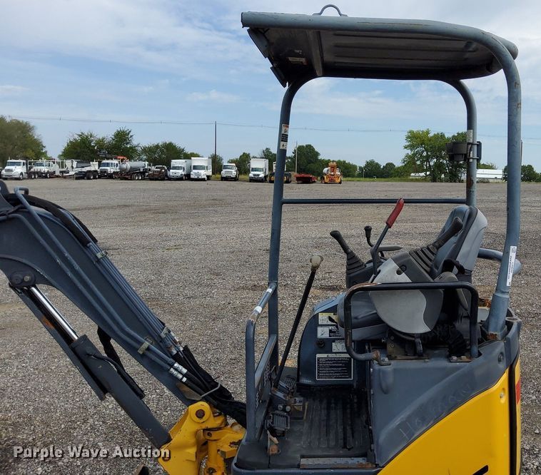 image for item LV9049 John Deere 17D  mini excavator