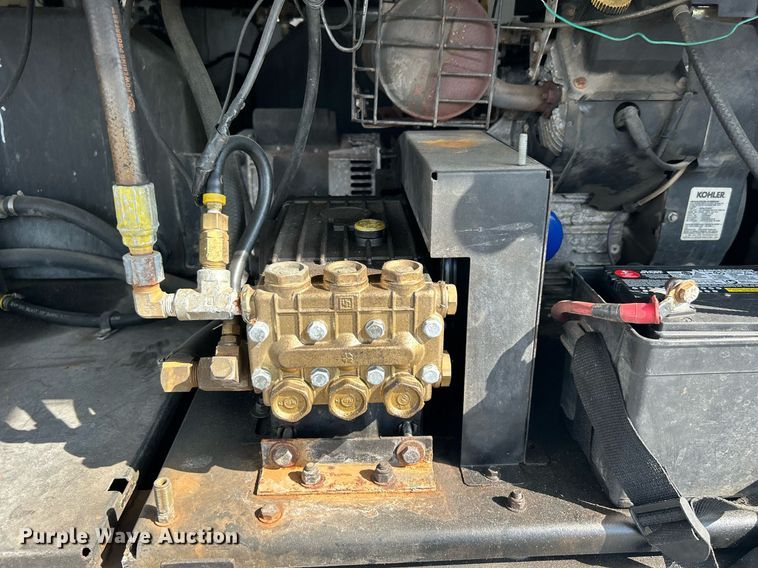 image for item LV9078 2015 C&W trailers 732VT7K2  enclosed cargo trailer