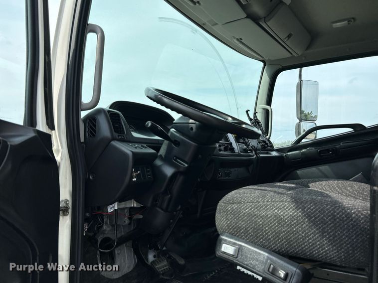 image for item LV9087 2015 Hino 338  box truck