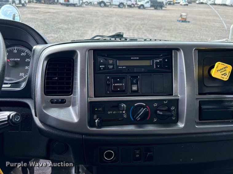 image for item LV9087 2015 Hino 338  box truck