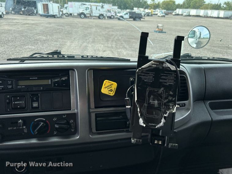 image for item LV9087 2015 Hino 338  box truck